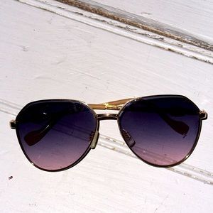 Jessica Simpson gold woman sunglasses